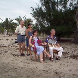 Boda en la playa EVargas CBlanco con los novios
